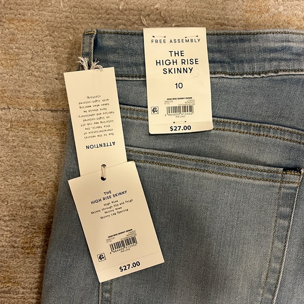NWT Free Assembly High Rise Skinny Jean Lt Wash size 10 w/ripped knees - Picture 3 of 3